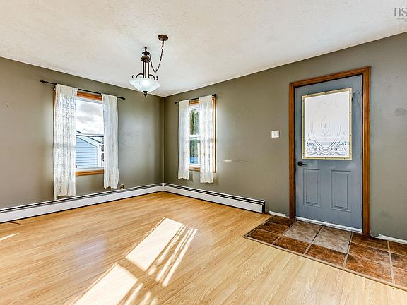 4th image of 76 Poplar St