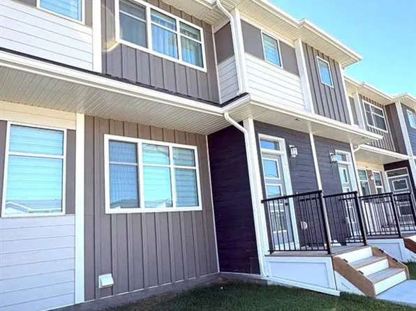 208 S Wolf Hollow Park SE, Calgary, AB T2X 4M6