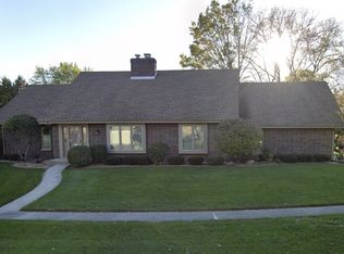 517 Longmeadow Cir, St Charles, IL 60174