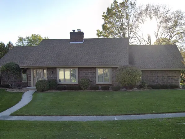 517 Longmeadow Cir, St Charles, IL 60174