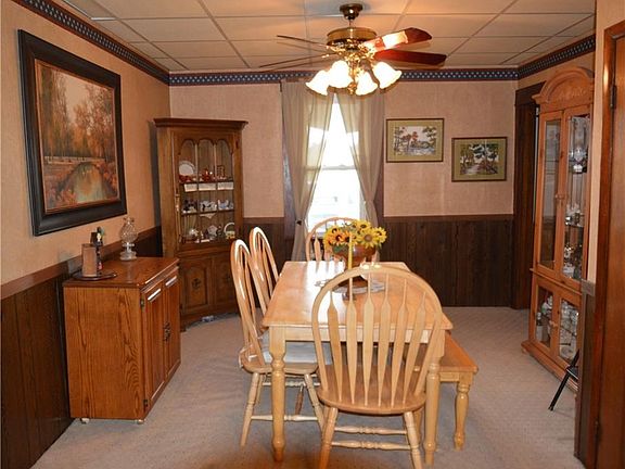 Large Dining Rm. Perfect for Family gatherings.