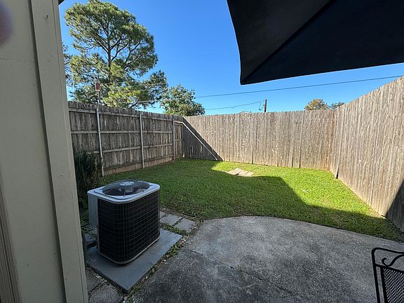5th image of 220 Highland Oaks Ln