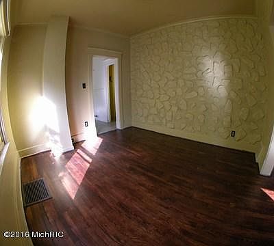 4th image of 919 Watkins St SE