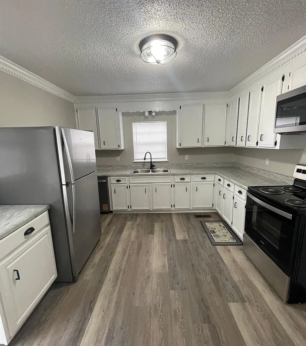 3 bed, 1.5 bath, 1580 sqft, $1,750 — Photo 1