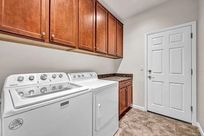4 bed, 2.0 bath, 1955 sqft, $3,750 — Photo 4