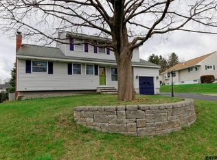 27 Wedgewood Dr, Loudonville, NY 12211