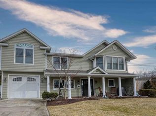 103 Dale Dr, Oakdale, NY 11769