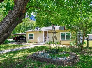 729 S Weaver St, Gainesville, TX 76240