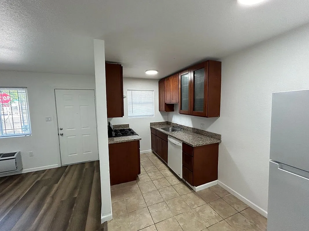 Building Photo - 600 Las Palmas Ave #7