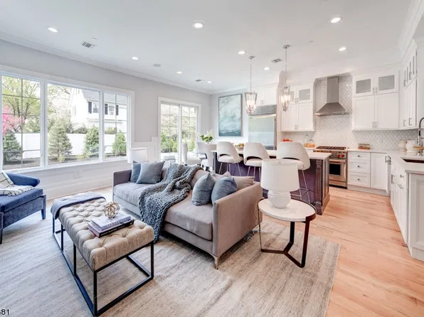 14 Gabriel Ct, Paramus Boro, NJ 07652