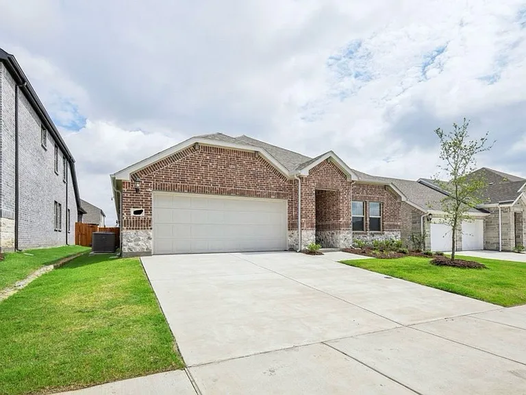 612 Huntley Dr — Photo 2