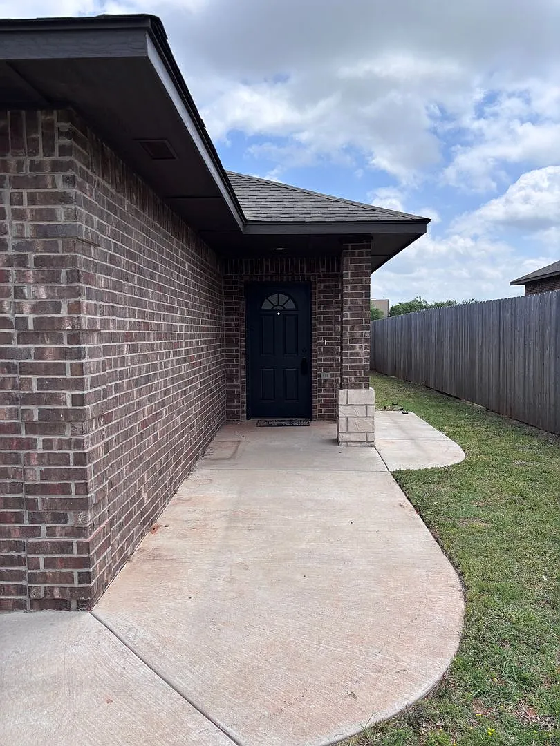 Move in Special!! 3br 2ba duplex with 2 car garage in OKC! — Photo 2