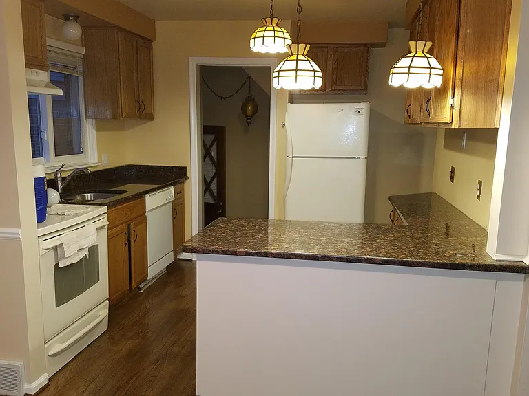 411 Kingsbury Ave — Photo 5