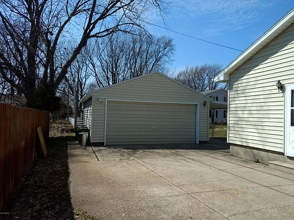4th image of 909 S Ferry St