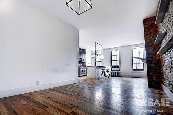 Rented by Urbane Brokerage | media 23