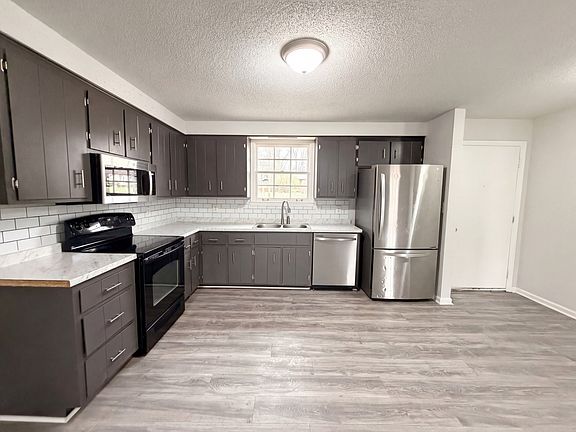 3rd image of 435 Victory Rd