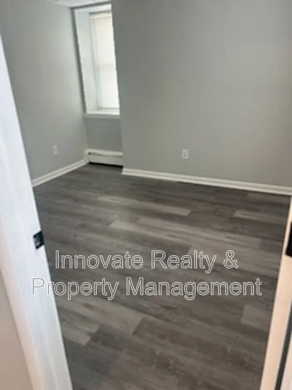 Building Photo - 29 E Logan Ave #11