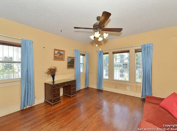 4th image of 150 E White