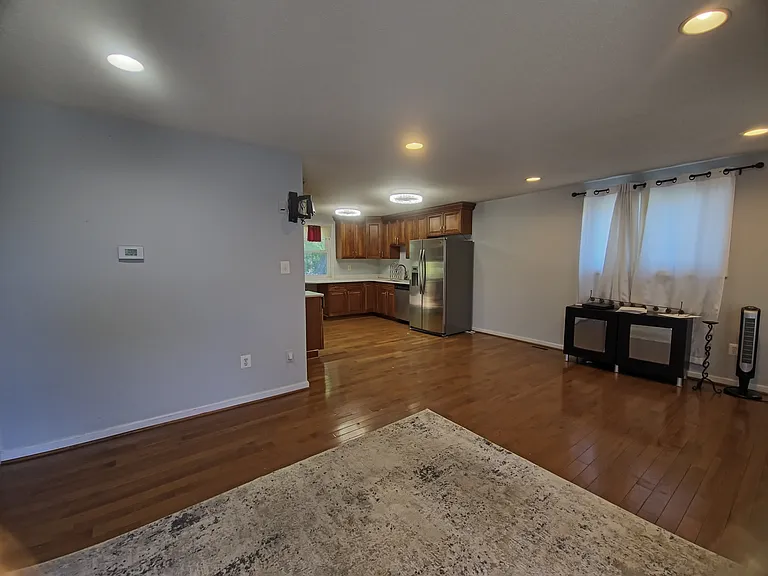 2317 Roslyn Ave — Photo 6