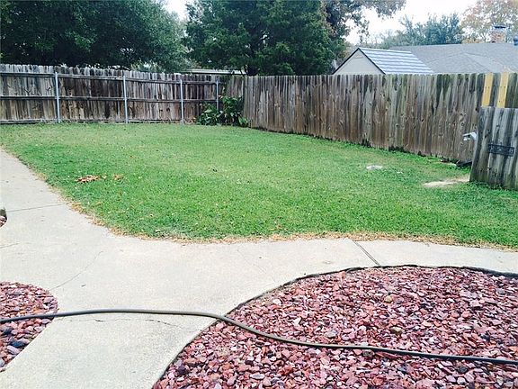 5th image of 102 Lilac Ln