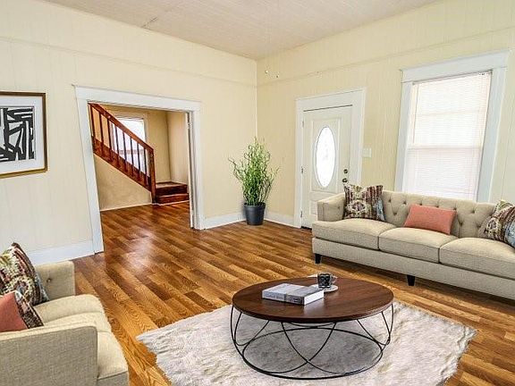 3rd image of 215 Avocado Ave
