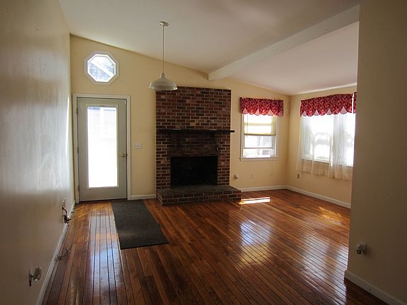 4th image of 77 Berry Ave