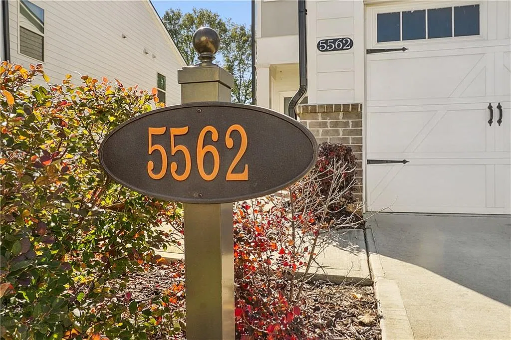 3 bed, 2.5 bath, 1762 sqft, $2,299 — Photo 2