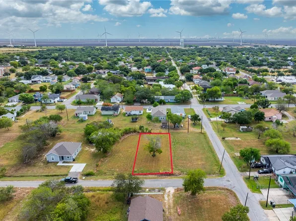 606 Porter St, Taft, TX 78390