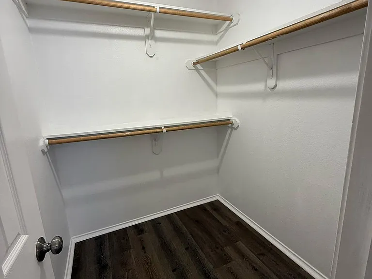 Walking Closet 1