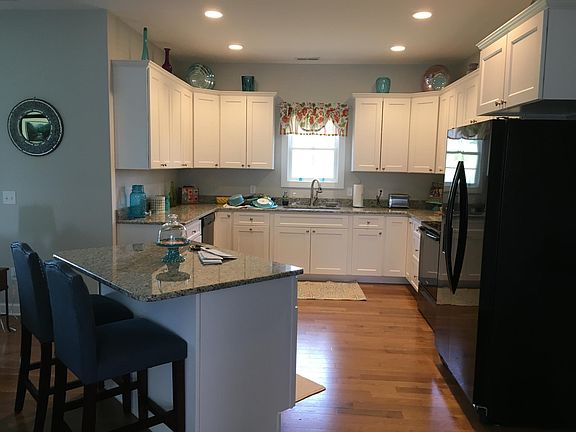 Large kitichen with granit countertops