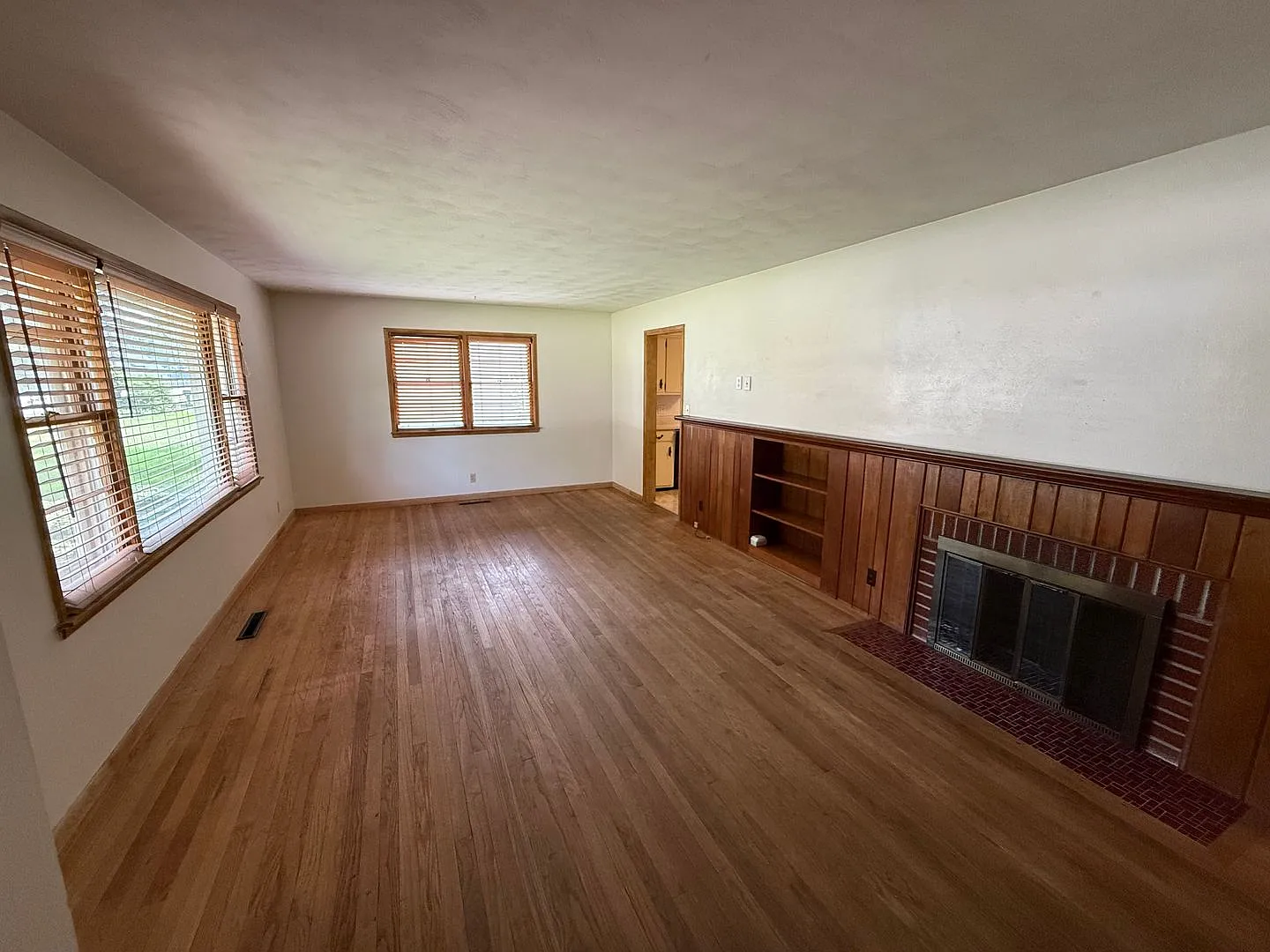 3 Bedroom House Close To Ross-Ade And MacKey Waived Application Fees! — Photo 3