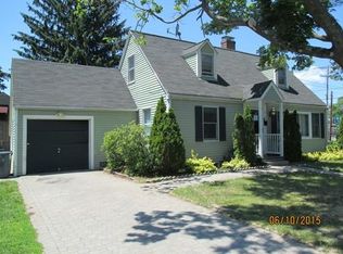 5 Canterbury Rd, Lynnfield, MA 01940