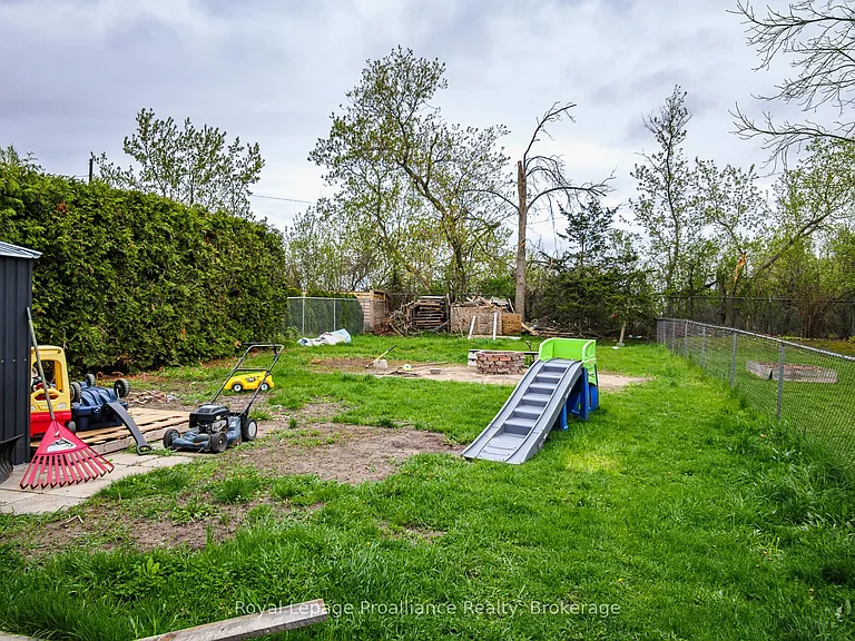 21 Pepper Ave — Photo 9