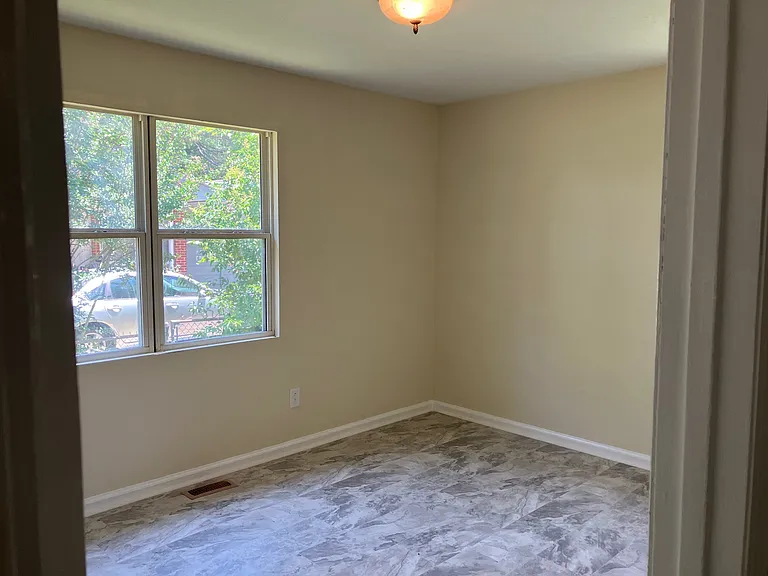 703 E Washington Ave — Photo 5