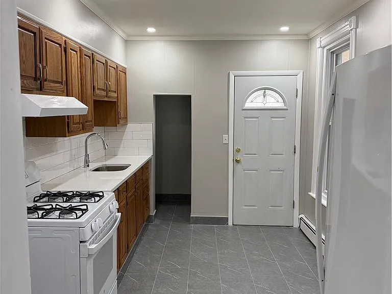 1455 W Tilghman St — Photo 4