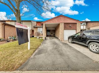 1580 Lancaster Dr #17, Oakville, ON L6H 2Z5