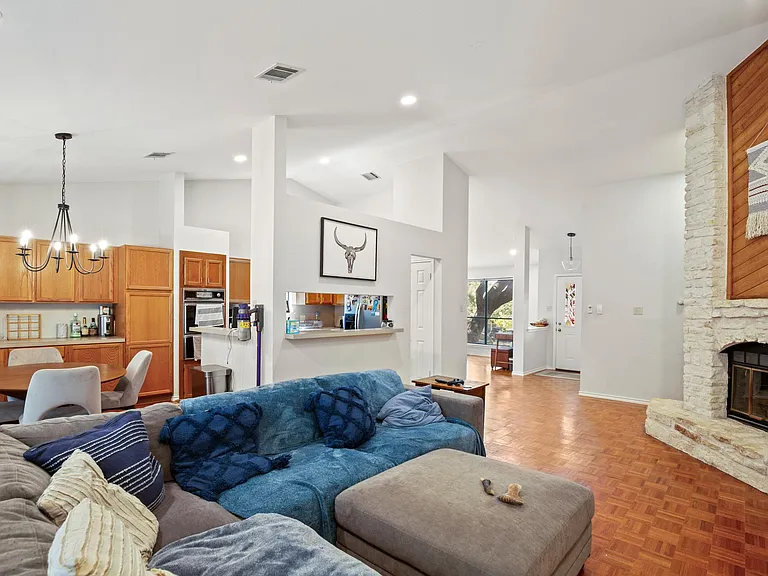 1709 Kimmerling Ln — Photo 4