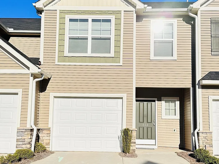 813 Stonebriar St — Photo 2