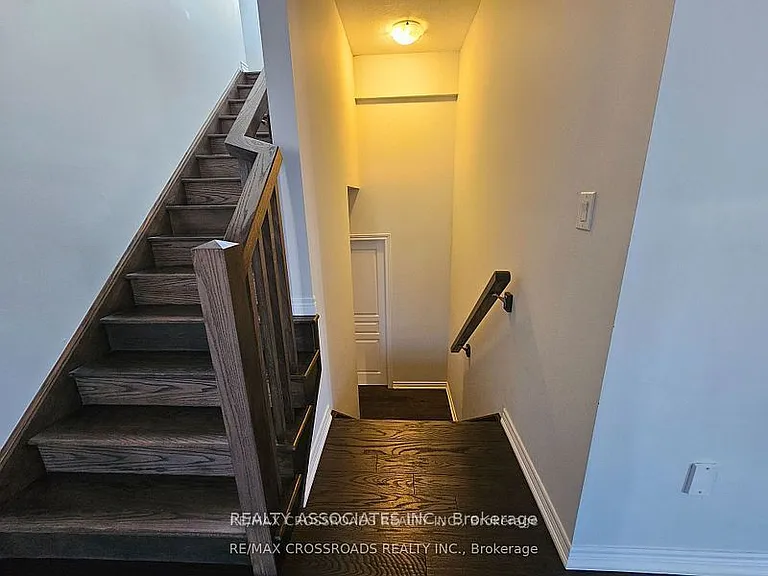 35 Cutts Cres — Photo 18