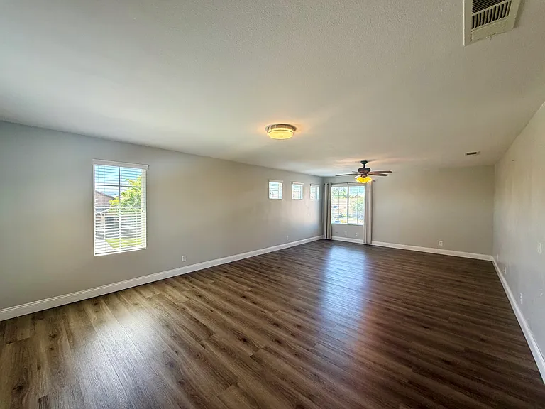 37121 Edgemont Dr — Photo 59