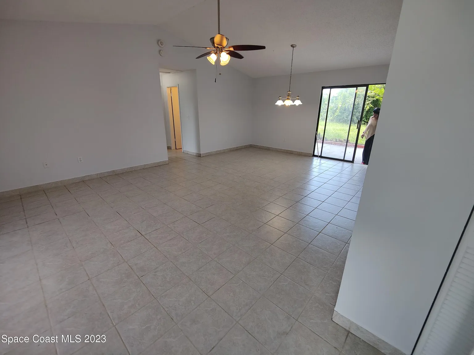 3 bed, 2.0 bath, 1460 sqft, $2,100 — Photo 2