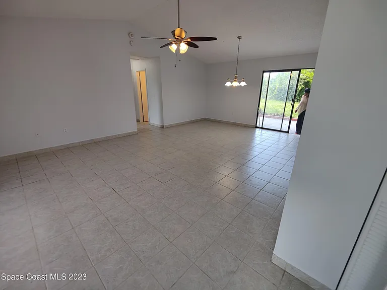 981 Forest St NE — Photo 2