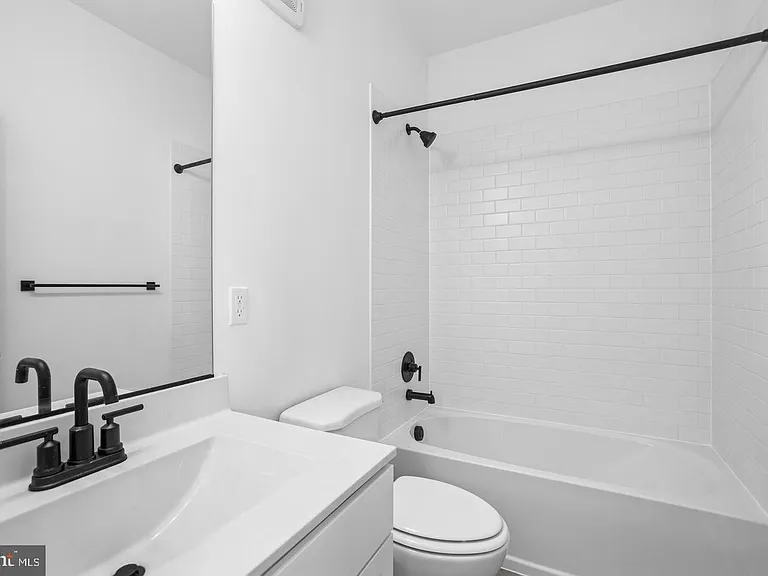 118 Locke Mews #B — Photo 20