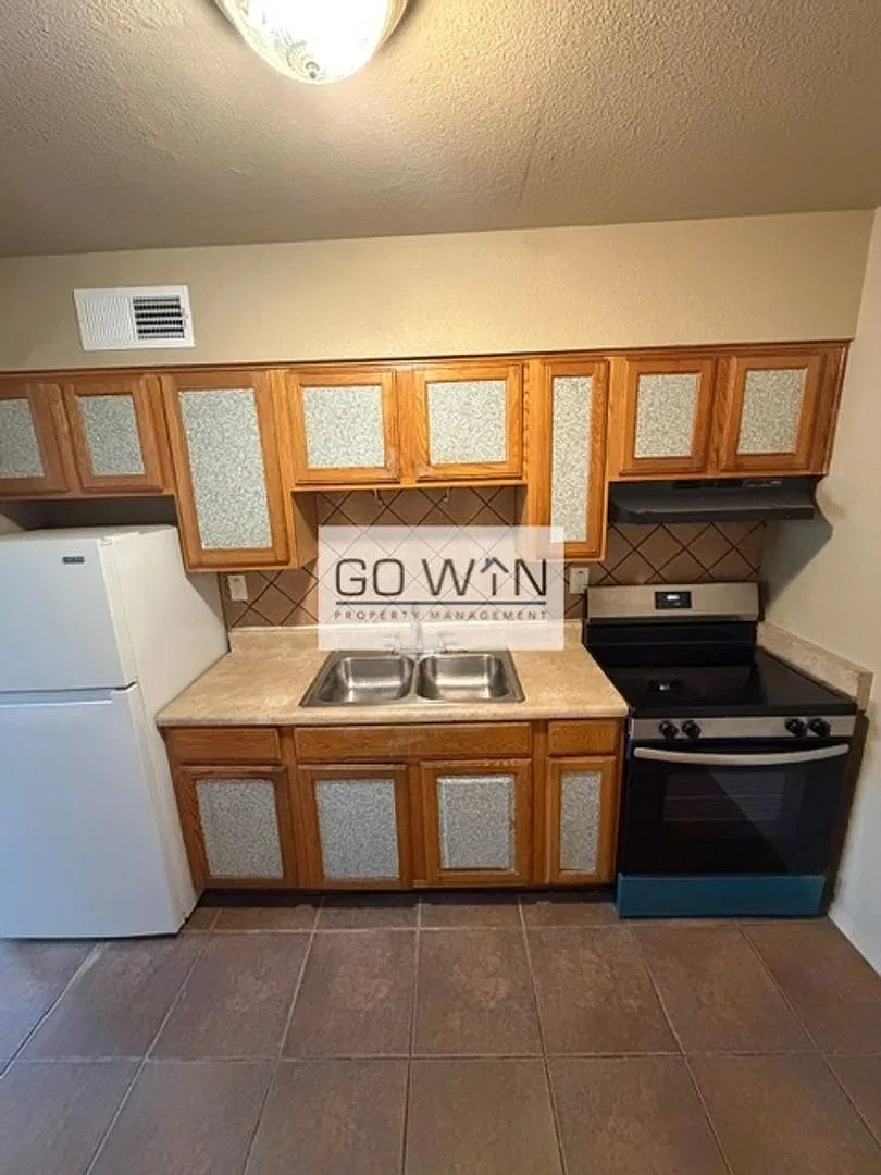 6637 W Myrtle Ave — Photo 3