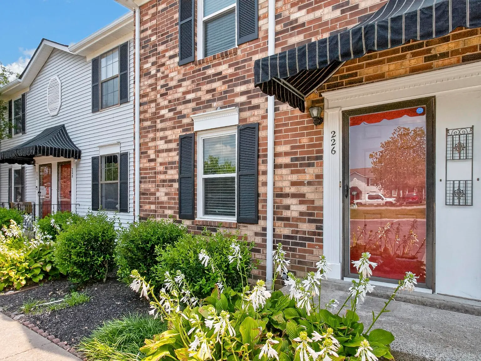 2 bed, 1.5 bath, 1020 sqft, $1,600 — Photo 3