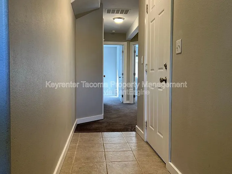 628 N Steele St — Photo 17