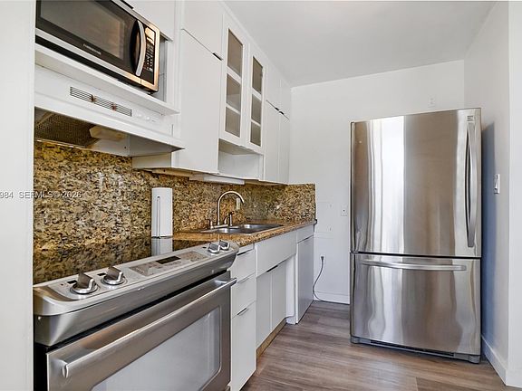 5th image of 2400 NE 9th St APT 201