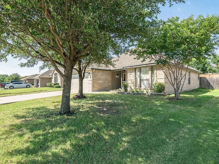 956 Carlin Ln — Photo 3
