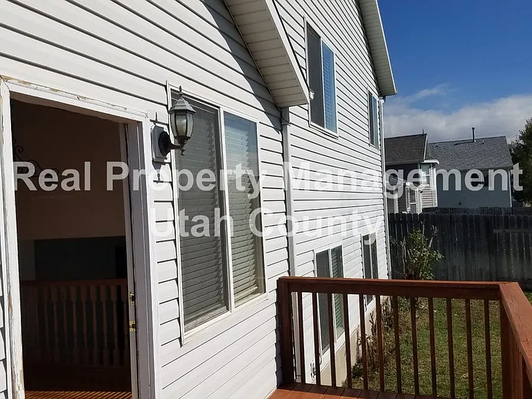 550 E 400th St S — Photo 32