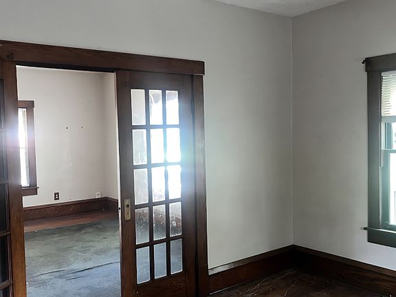 4th image of 231 W Grand Ave